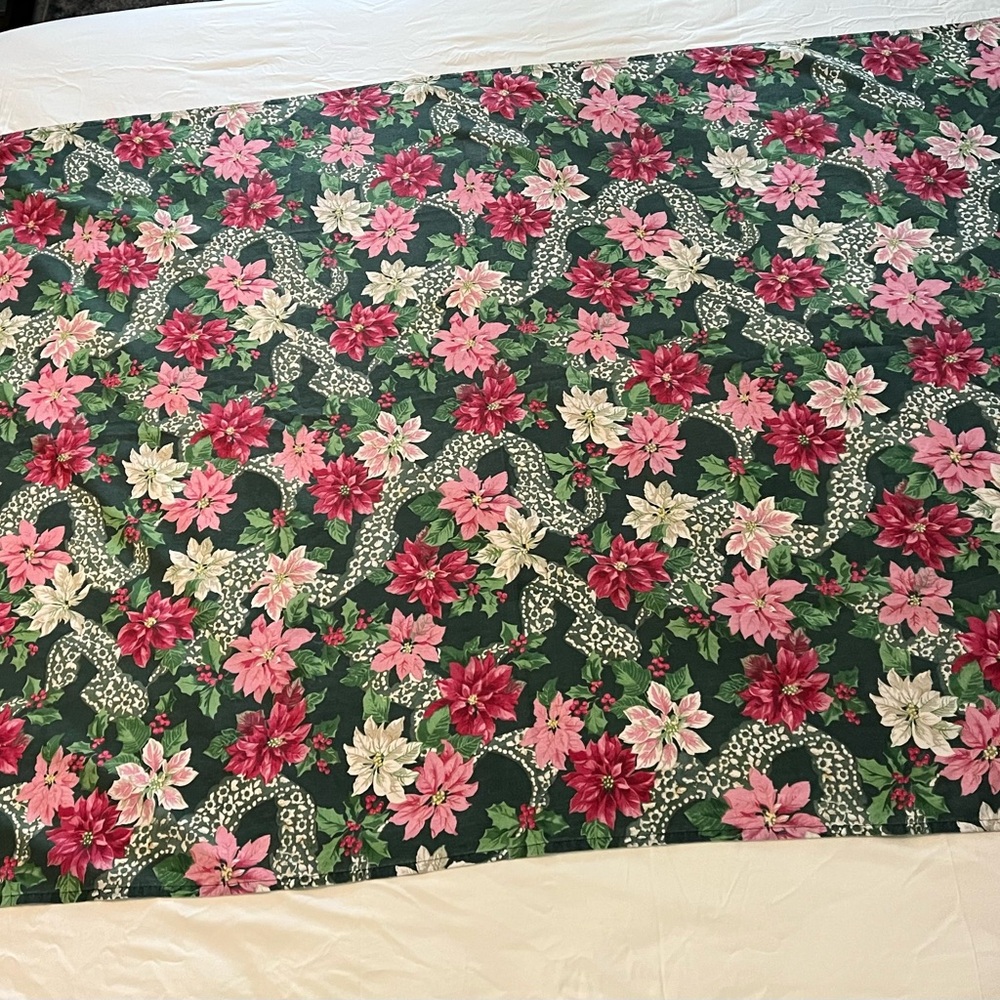 Floral poinsettia Holiday Tablecloth - Picture 4 of 5